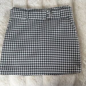 Stylish Black and White Houndstooth Skirt